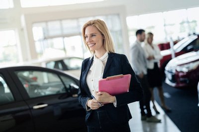 快樂寶貝女孩的新車體驗 汽車銷售中的技術(shù)與人文融合